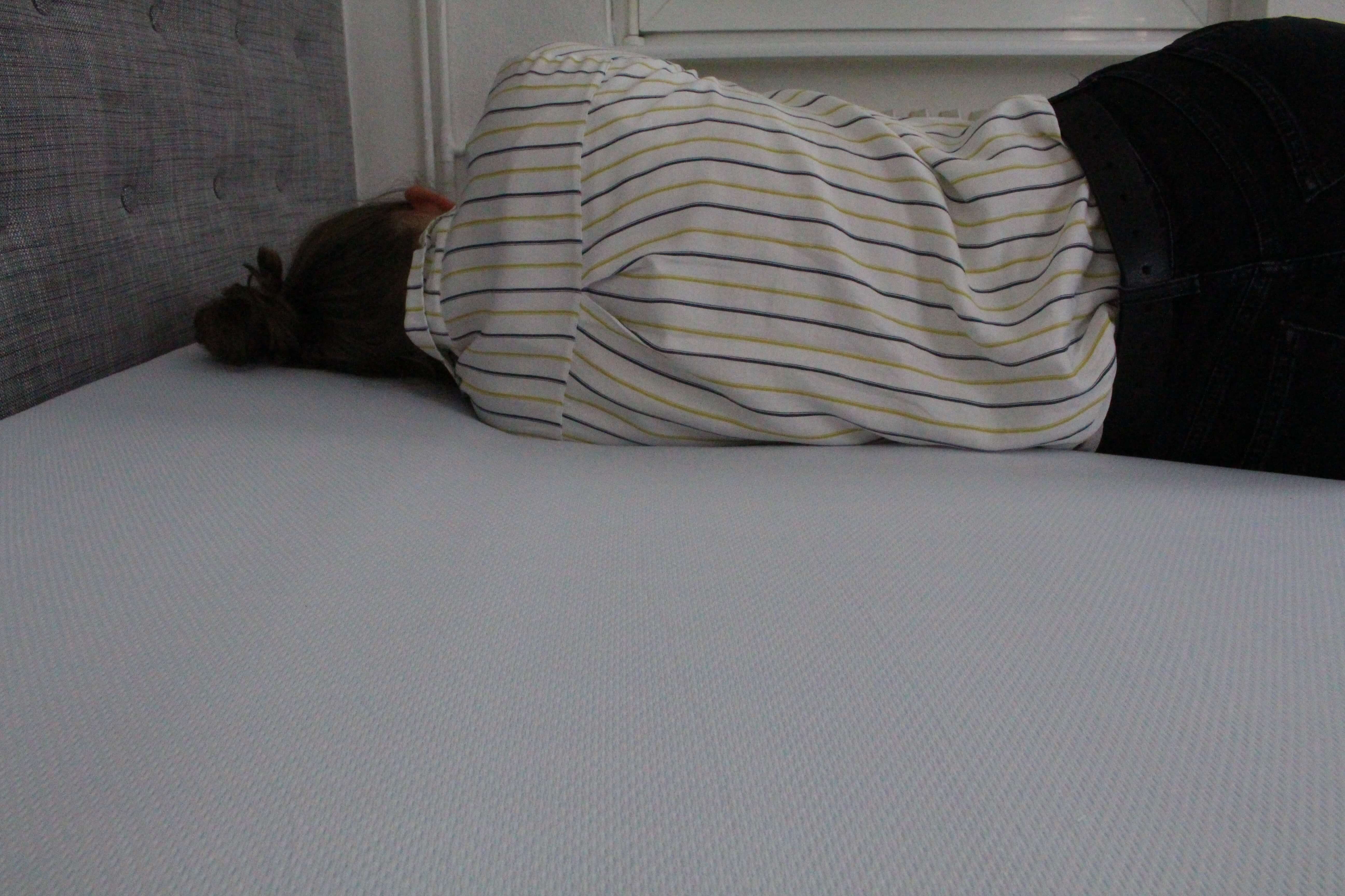 Avaliadora deitada de lado